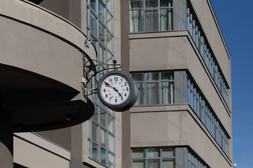 Fototapeta na wymiar Clock on a building on street corner in town