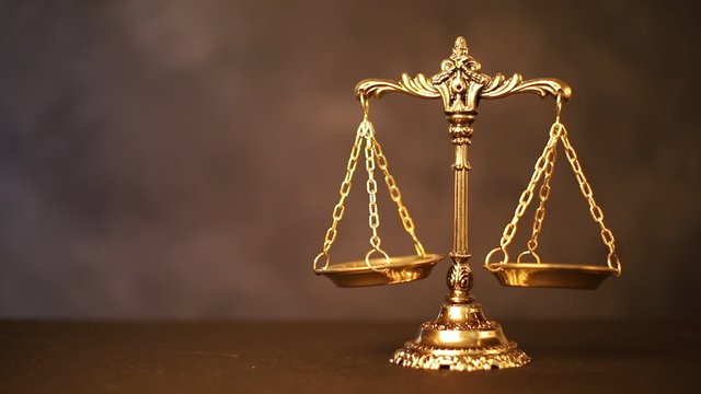 揺れる金色の天秤