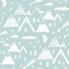 Deurstickers Bergen Winterlandschap. Kinderachtig naadloos patroon met berg, bos, sneeuw en sterren. Vectorillustratie voor cadeaupapier, textiel, oppervlaktestructuren, kinderachtig design.