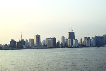 Fototapeta na wymiar 東京湾とビル群