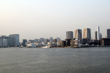 Fototapeta premium 東京湾とビル群