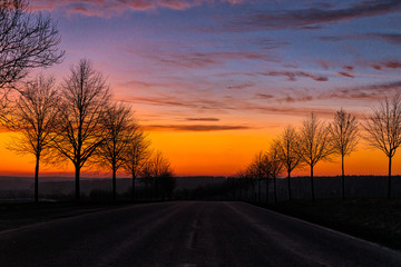 aufgehende Sonne wenn der Tag beginnt Strasse im Sonnenaufgang