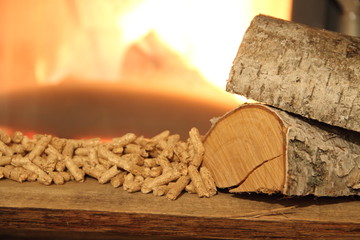 ein Kaminofen mit Holz und Pellets 