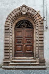 Une vieille porte vintage décorée dans le centre historique de Florence, Italie