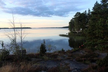 Fototapeta na wymiar view of the calm lake at dusk