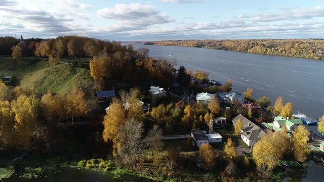 Plyos is a unique city of the Ivanovo region on the banks of the Volga River. At first glance, he captivates with its original beauty. Gold of birches, crimson maples filled with clinking freshness.