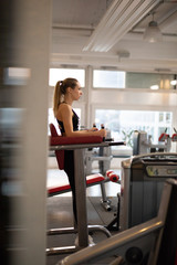 Frau im Fitnessstudio beim Sport machen