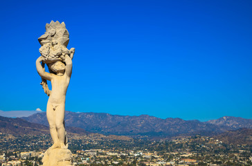 Männliche Statue, im Hintergrund die Hollywood Hils