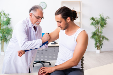 Obraz premium Young male patient visiting experienced doctor