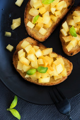 CHRISTMAS RECIPE. TOASTS WITH APPLES IN A PAN.