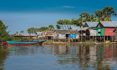 Fototapeta na wymiar The Floating Villages of Tonlé Sap Lake Siem Reap, Cambodia, living in a floating village surrounded by water and transportation only by boat