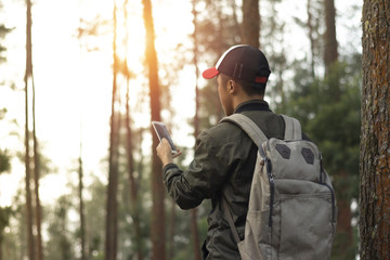 Obraz premium young man traveler He is using mobile phone travel concept, selective focus