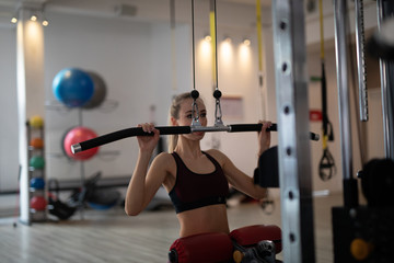 Frau im Fitnessstudio beim Sport machen