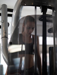 Fototapeta na wymiar Frau im Fitnessstudio beim Sport machen