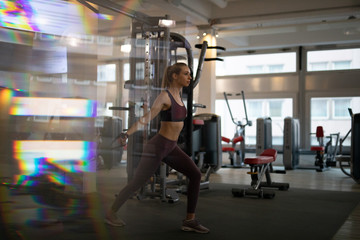 Obraz na płótnie Canvas Frau im Fitnessstudio beim Sport machen