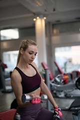 Fototapeta premium Frau im Fitnessstudio beim Sport machen