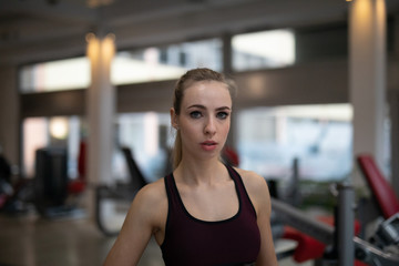 Fototapeta premium Frau im Fitnessstudio beim Sport machen