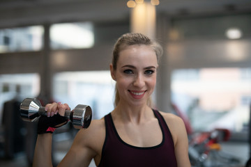 Fototapeta na wymiar Frau im Fitnessstudio beim Sport machen