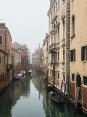 Fototapeta na wymiar Historische Gebäude und Kanal in der Altstadt von Venedig, Italien