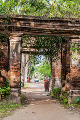 Obraz premium PUTHIA, BANGLADESH - NOVEMBER 10, 2016: Old ruins in Puthia village, Bangladesh
