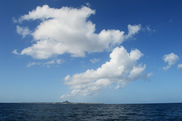 快晴の雲と沖縄の伊江島