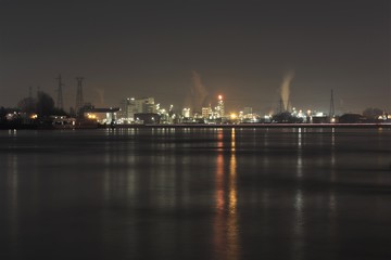 Fototapeta premium Rafineria Feyzin nad brzegiem Rodanu w nocy - departament Rodan - Region Rodan-Alpy - Francja - Przemysł naftowy i chemiczny