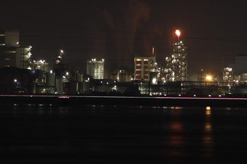 La raffinerie de Feyzin au bord du fleuve Rh&ocirc;ne vue de nuit - D&eacute;partement du Rh&ocirc;ne - R&eacute;gion Rh&ocirc;ne Alpes - France - Industrie p&eacute;troli&egrave;re et chimique