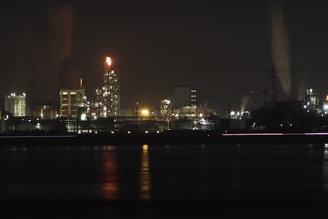 La raffinerie de Feyzin au bord du fleuve Rh&ocirc;ne vue de nuit - D&eacute;partement du Rh&ocirc;ne - R&eacute;gion Rh&ocirc;ne Alpes - France - Industrie p&eacute;troli&egrave;re et chimique