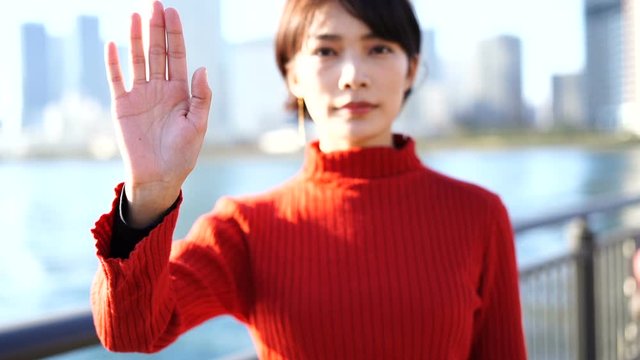 拒否する女性　シュール　スローモーション　120fps 4倍速