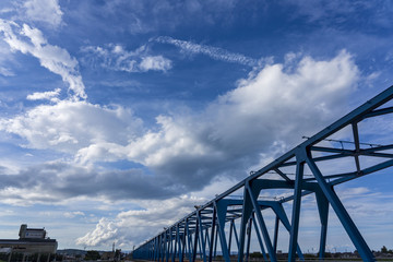 Fototapeta na wymiar 青い鉄橋と雲