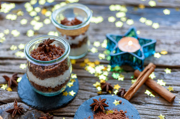 Weihnachtliche Dekoration  in Blau mit Boukeh 