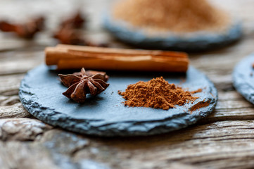 Weihnachtliche Dekoration  in Blau mit Boukeh 