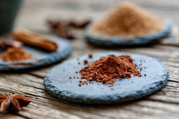 Weihnachtliche Dekoration  in Blau mit Boukeh 