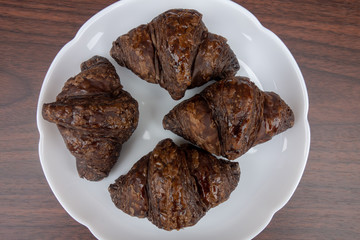 白い皿の上のチョコクロワッサン