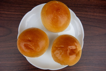 白い皿の上の丸パン