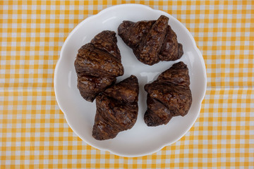 皿の上のチョコクロワッサン