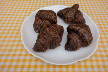皿の上のチョコクロワッサン