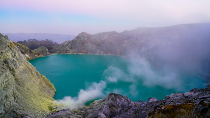 Paysage impressionnant du lac Ijen au sommet du volcan Kawa Ijen en Indonésie 