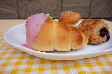 皿の上の小さな菓子パン