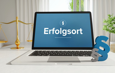 Erfolgsort – Recht, Gesetz, Internet. Laptop im Büro mit Begriff auf dem Monitor. Paragraf und Waage. .