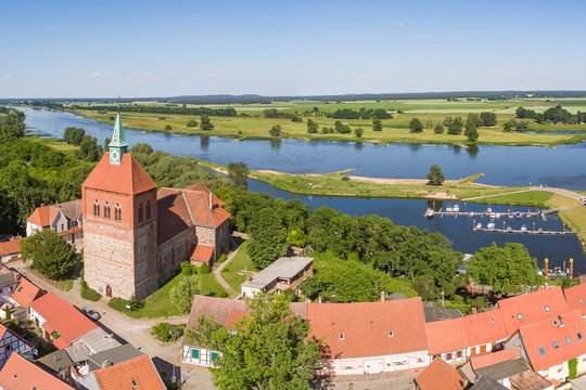 Arneburg - Luftbild - Kirche - Elbeauen