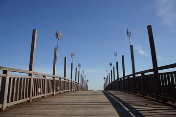 Obraz premium 푸른 하늘아래 건너야할 나의 다리