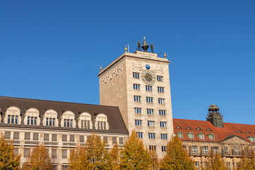 Krochhochhaus mit Uhr und Glockenm&auml;nnern in Leipzig, Sachsen, Deutschland
