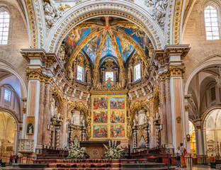 Fototapeta na wymiar The ornate altar Catedral de Santa Maria in Valencia, Spain