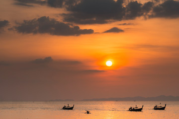 Sonnenuntergang am Railay beach bei Krabi in Thailand