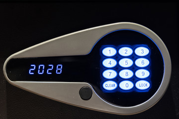 金庫とLEDディスプレイ 2028
