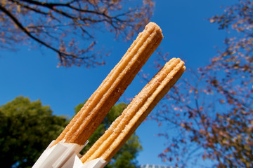 揚げたてのチュロスと青空