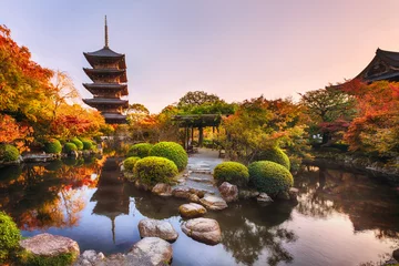 Fotobehang Kyoto Oude houten pagode Toji-tempel in de herfsttuin, Kyoto, Japan.