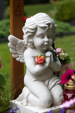 Engel auf einem Kindergrab