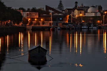 Obraz premium City Lights reflection on water